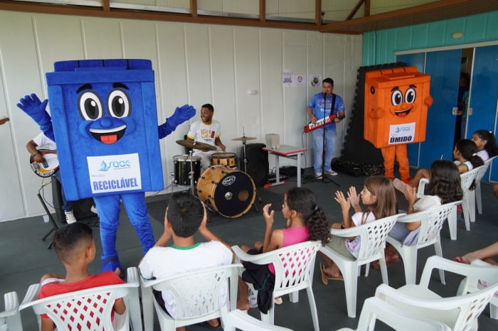 Apresentação cultural trabalha a separação de lixo e reciclagem com as crianças