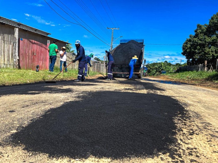 Parceria entre governo e Prefeitura de Mâncio Lima leva operação tapa-buraco para bairros São Francisco e Iracema