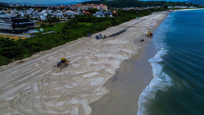 Ampliação da faixa de areia avança e obras chegam a Jurerê Tradicional em Florianópolis