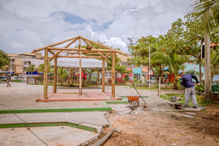 Obras de requalificação seguem em praça de Arembepe