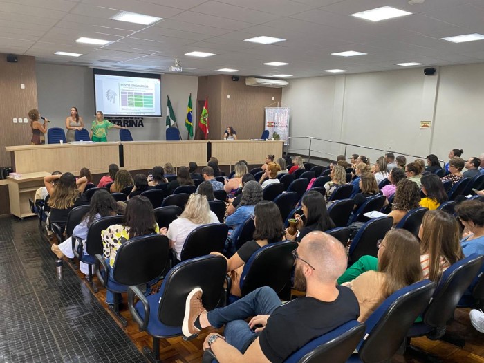 Capacitação sobre financiamento do Suas reúne cerca de 100 gestores e técnicos da Assistência Social em Chapecó