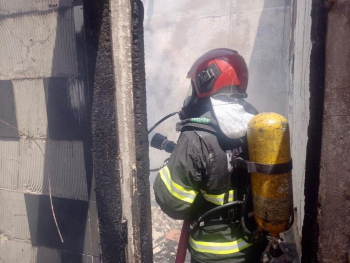 Corpo de Bombeiros combate incêndio em residência no bairro Dom Pedro