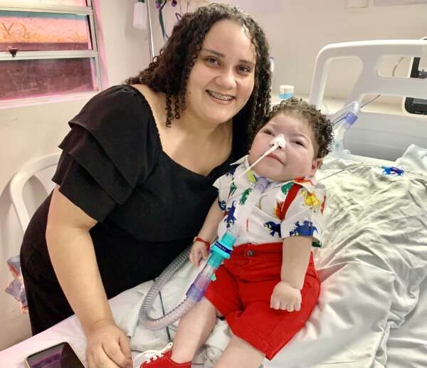 Criança recebe alta após dois anos de internação e é homenageada por equipe do HGWA