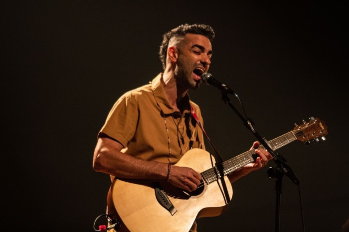 Verão Cultural: cantor e compositor Douglas Lopes apresenta o show “A Fogueira” na Casa da Música Sônia Cabral