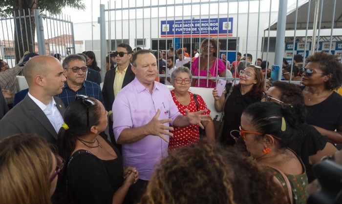 Servidores da segurança e população comemoram a entrega das delegacias reformadas pelo Governo do Maranhão em São Luís