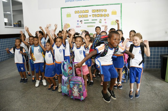 Alunos comemoram início do ano letivo em Nova Iguaçu