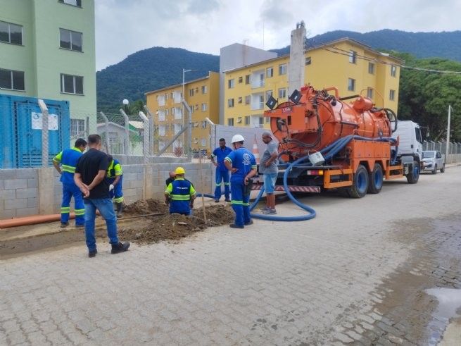 Fiscalização Ambiental e Sabesp realizam ação conjunta em Maresias