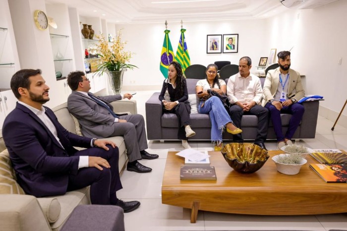 Rafael Fonteles conhece estudante da rede estadual aprovada em intercâmbio nos EUA