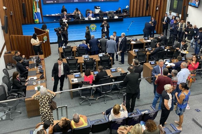 Sessão ordinária é realizada no plenário a partir das 9h e é aberta à imprensa e à participação de toda sociedade