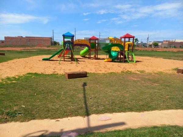Presidente do Legislativo pede cercado para o playground e a academia ao ar livre no Novo Horizonte III