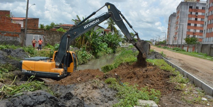Prefeitura de Feira realiza limpeza do canal Feira V para prevenir alagamentos