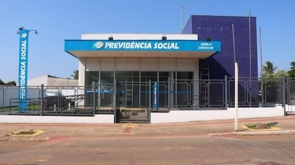 Presidente da Câmara quer instalação de bancos em frente à agência do INSS