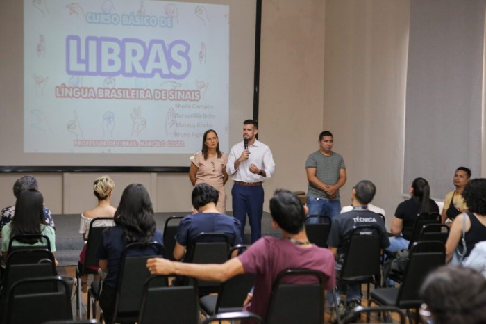 Amazonastur capacita profissionais do turismo em curso de Libras