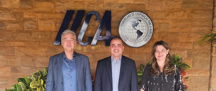 - O presidente do Iterma, Anderson Ferreira, ladeado pelos coordenadores do IICA, Christian Fischer e Cristina Costa (Foto: Divulgação)
