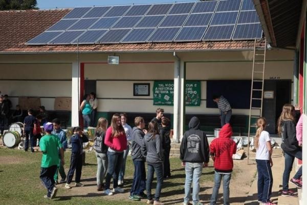 Parlamentar reitera pedido para instalação de placas de energia solar nas escolas municipais