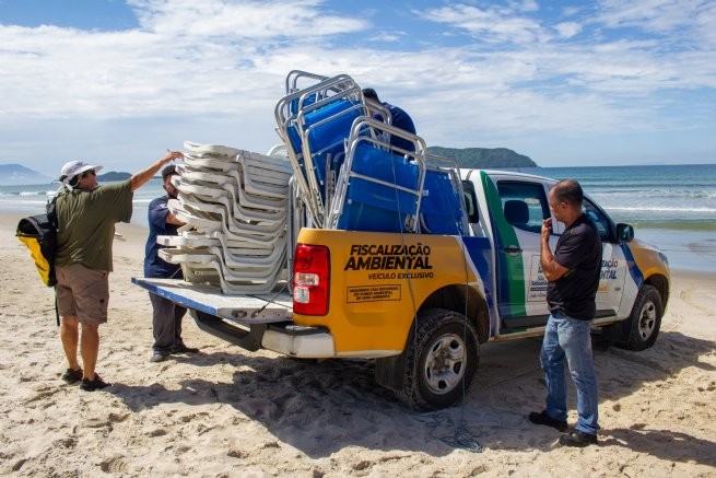 Fiscais Ambientais realizam apreensões na faixa de areia de Juquehy
