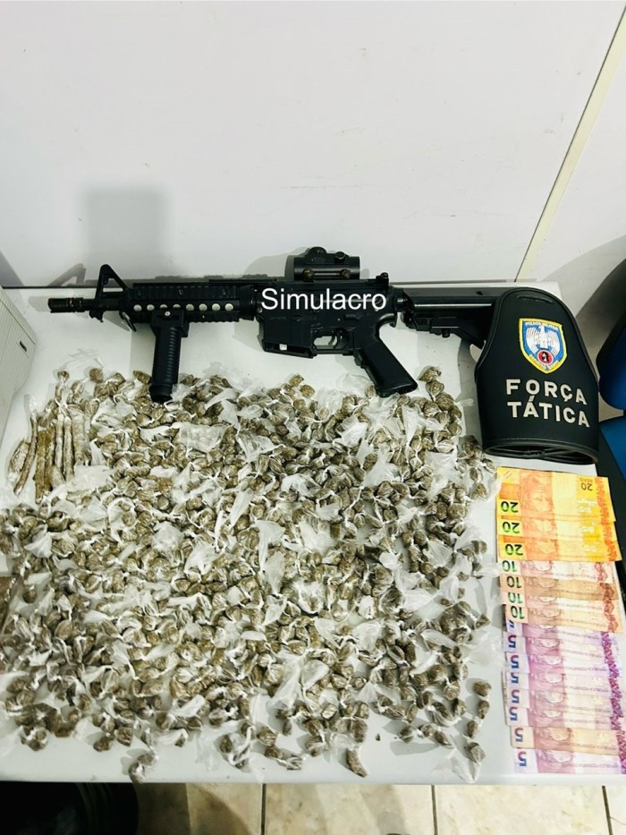4º BPM apreende drogas e simulacro de fuzil em Vila Velha