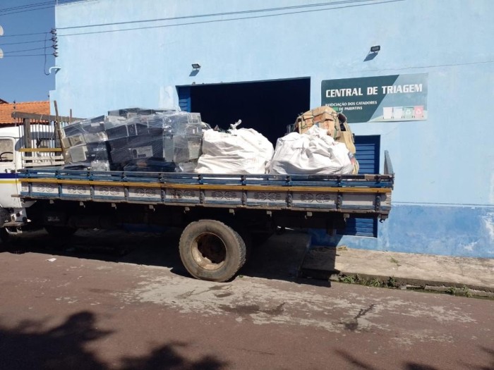 Prefeitura entrega três toneladas de lixo eletrônico ao Instituto Descarte Correto