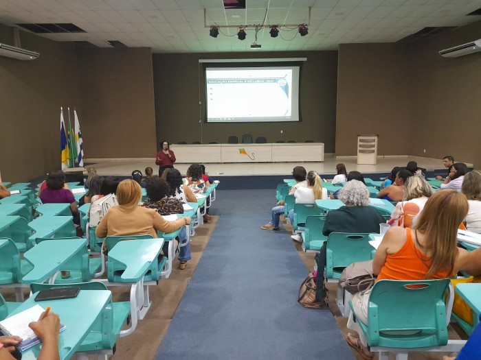 Semed realiza reunião com profissionais que atuam no atendimento educacional especializado