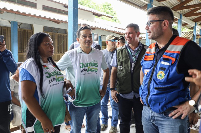 Governador Gladson Cameli visita abrigo de Santa Rosa do Purus após cidade registrar cheia histórica