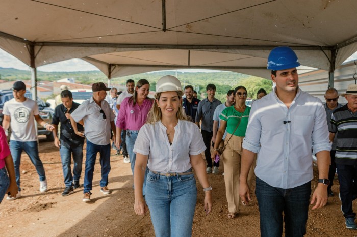 Em Monteiro, Lucas Ribeiro inspeciona obras em andamento, visita hospital e entrega investimentos em cooperativa de produtores de leite