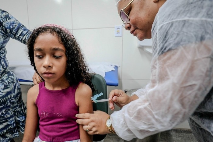 Vacinação contra dengue segue em Camaçari para faixa etária de 10 a 14 anos
