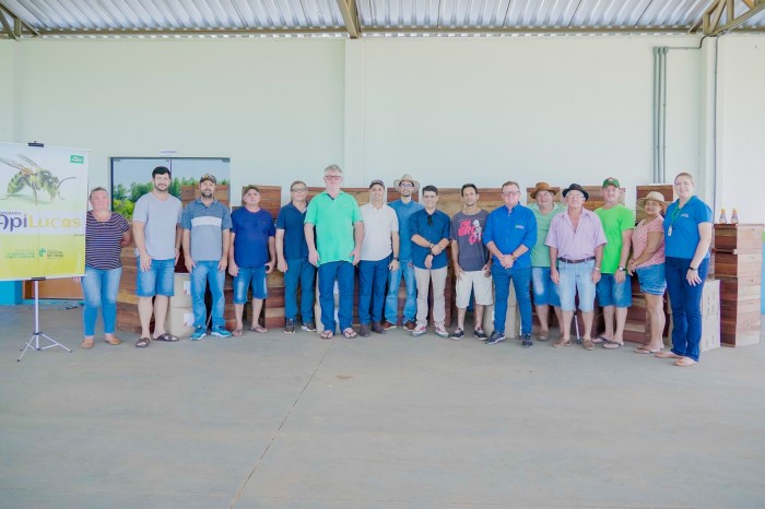 Apicultores recebem materiais como incentivo para a produção de mel