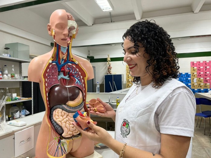 Mulheres Inspiradoras: Professora Larissa Silva busca incentivar meninas na área de Ciências