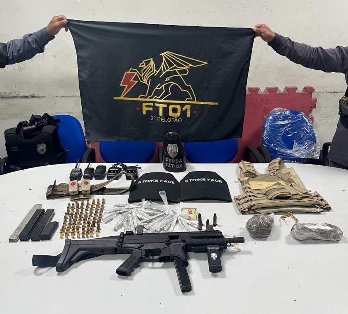 Força Tática do 1º BPM apreende submetralhadora no Morro do Cabral