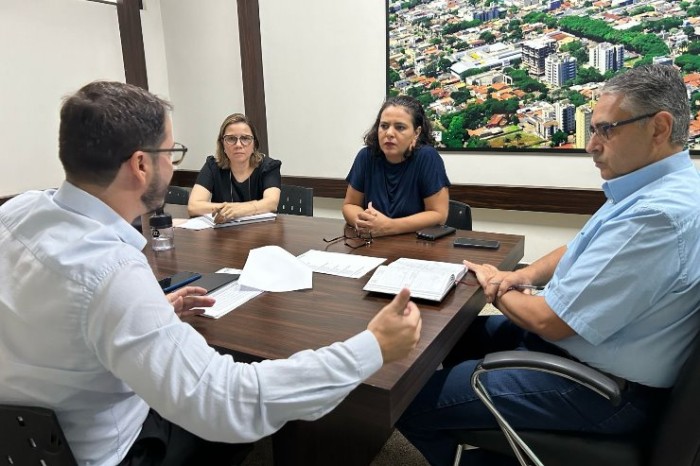 Deputada participou de reunião na Coordenadoria Regional de Educação
