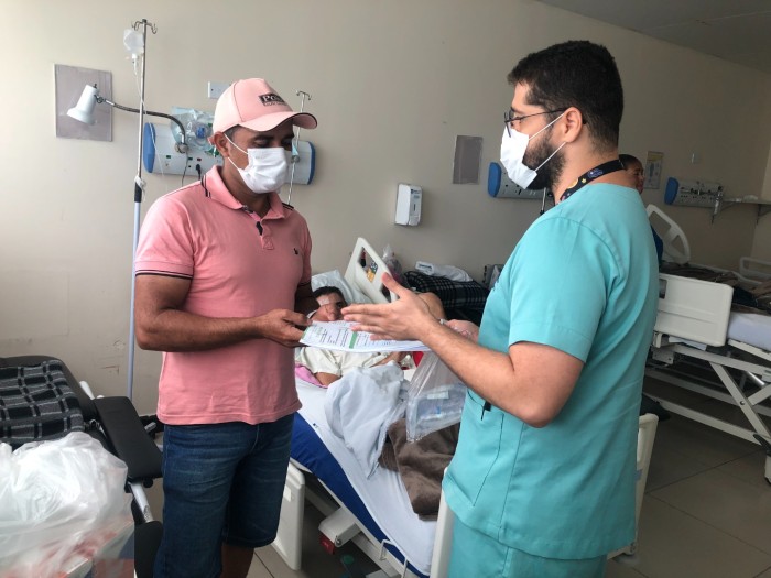 Pacientes do Hospital Metropolitano que fazem uso de sonda para se alimentar recebem kit nutricional para tratamento em casa