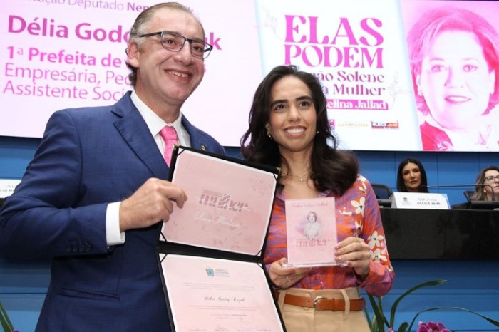 Tatiane (Esposa do Neto de Délia Razuk) representando a homenageada.