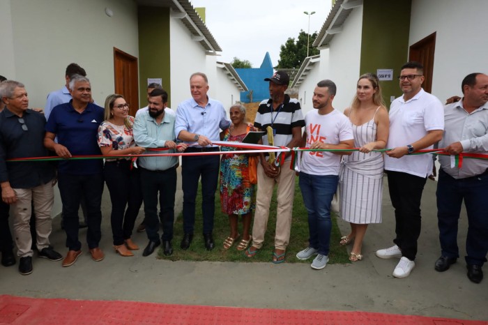Governador entrega casas populares e anuncia novos investimentos em Viana