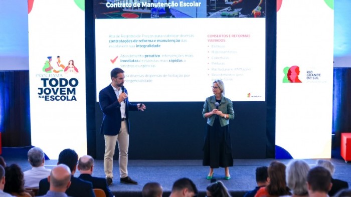 O governador e a secretária de Obras Públicas participaram do ato no Instituto de Educação General Flores da Cunha -Foto: Gustavo Mansur/Secom