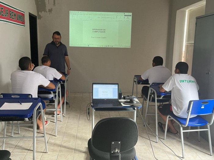 Adolescentes do CEM participam de cursos e oficinas de informática e artesanato 