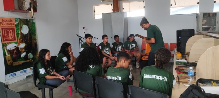 Projeto Vereda promove oficina de esculturas sonoras para alunos da Escola Municipal Crispim Pereira