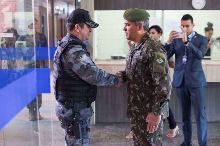 Polícia Militar do Piauí recebe 10 fuzis do Exército Brasileiro para reforço na segurança