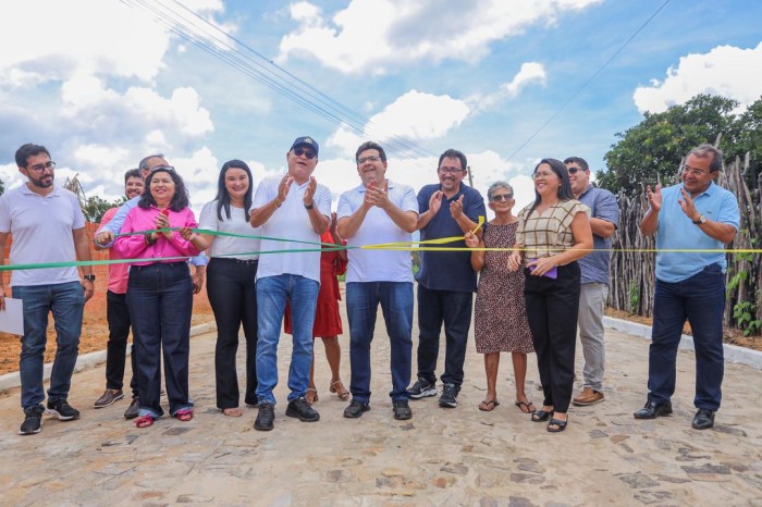 Em Lagoinha do Piauí, governador inaugura obras e entrega 154 títulos de posse de terra