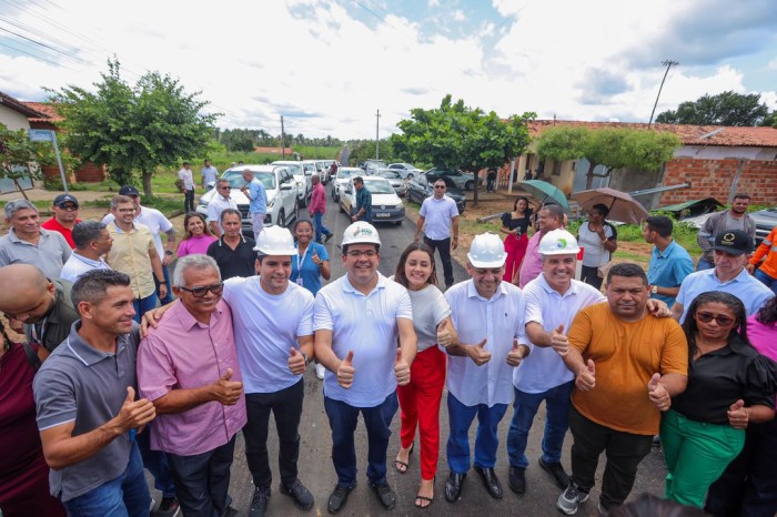 Rafael visita obras de asfaltamento da PI-354, entre Barro Duro e Olho D’Água