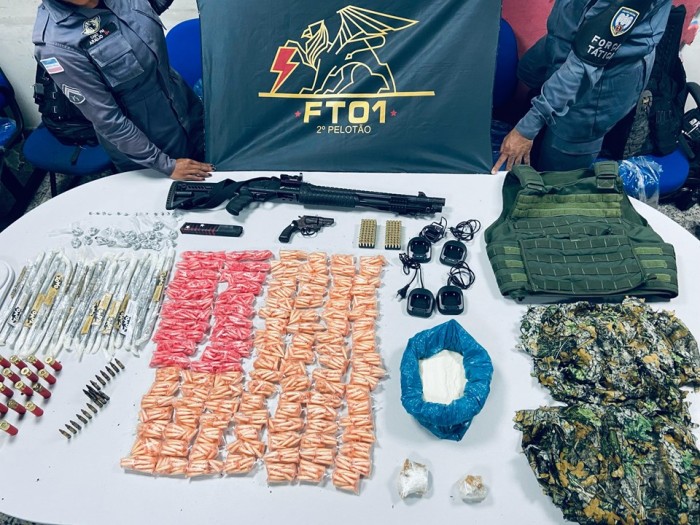 PM faz apreensões em morro de Vitória