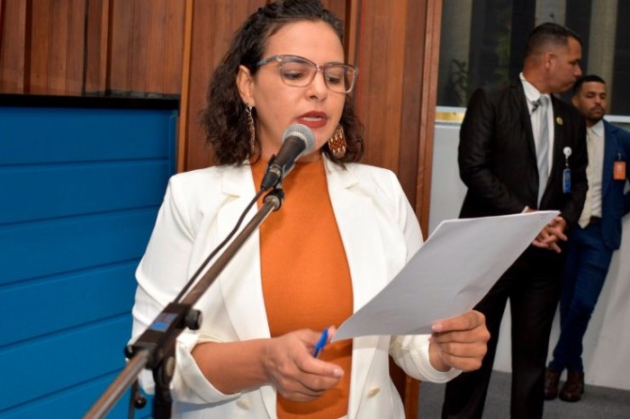 Deputada Gleice Jane durante sessão plenária na ALEMS; parlamentar é autora da proposta