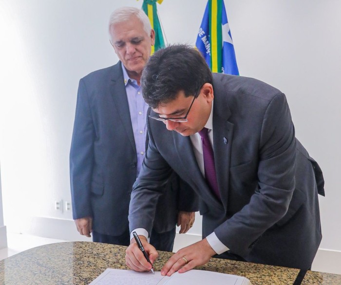 Rafael Fonteles transmite cargo para buscar investimentos na Índia, Singapura e Austrália