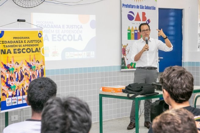 Estudantes conversam com juiz no primeiro encontro de 2024 do programa ‘Cidadania e Justiça também se aprendem na Escola’