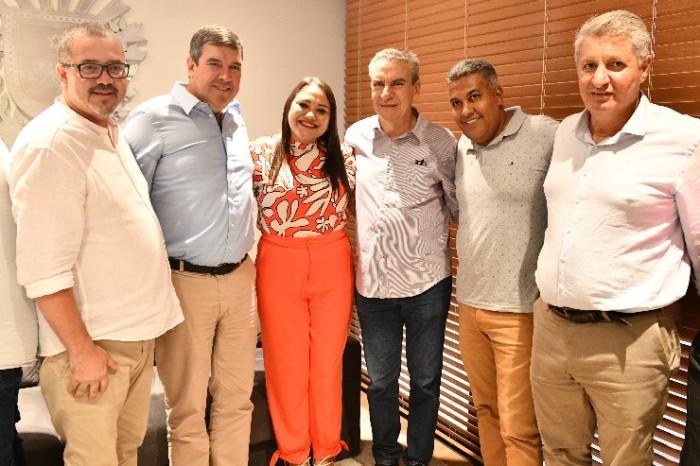 A reunião contou com governador, equipe, prefeitos, secretários e vereadores