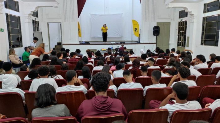 Detran realiza palestras para conscientizar jovens sobre prevenção de acidentes