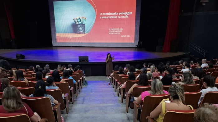 Educadora Débora Rana se reúne com coordenadores pedagógicos