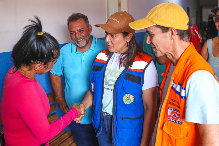 Acompanhada do prefeito Zequinha Lima, vice-governadora Mailza Assis visita abrigo em Cruzeiro do Sul