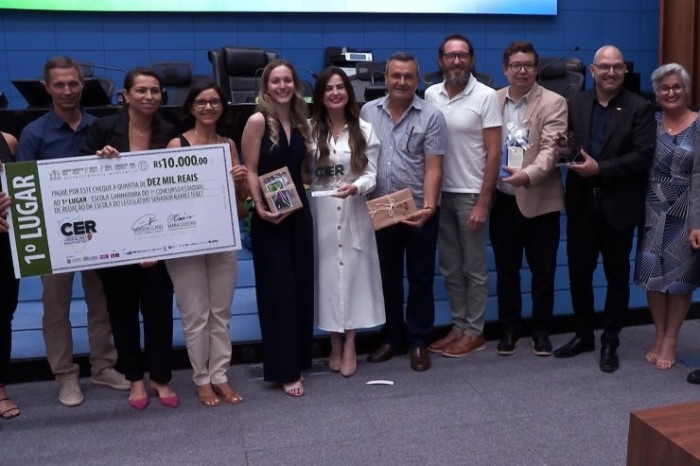  Deputada Mara Caseiro entrega prêmio à vencedora do concurso de redação