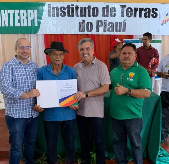 Interpi entrega títulos de terras para famílias de assentamentos em Altos