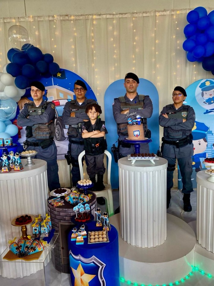 Pequeno admirador escolhe a PM como tema de aniversário em Vitória